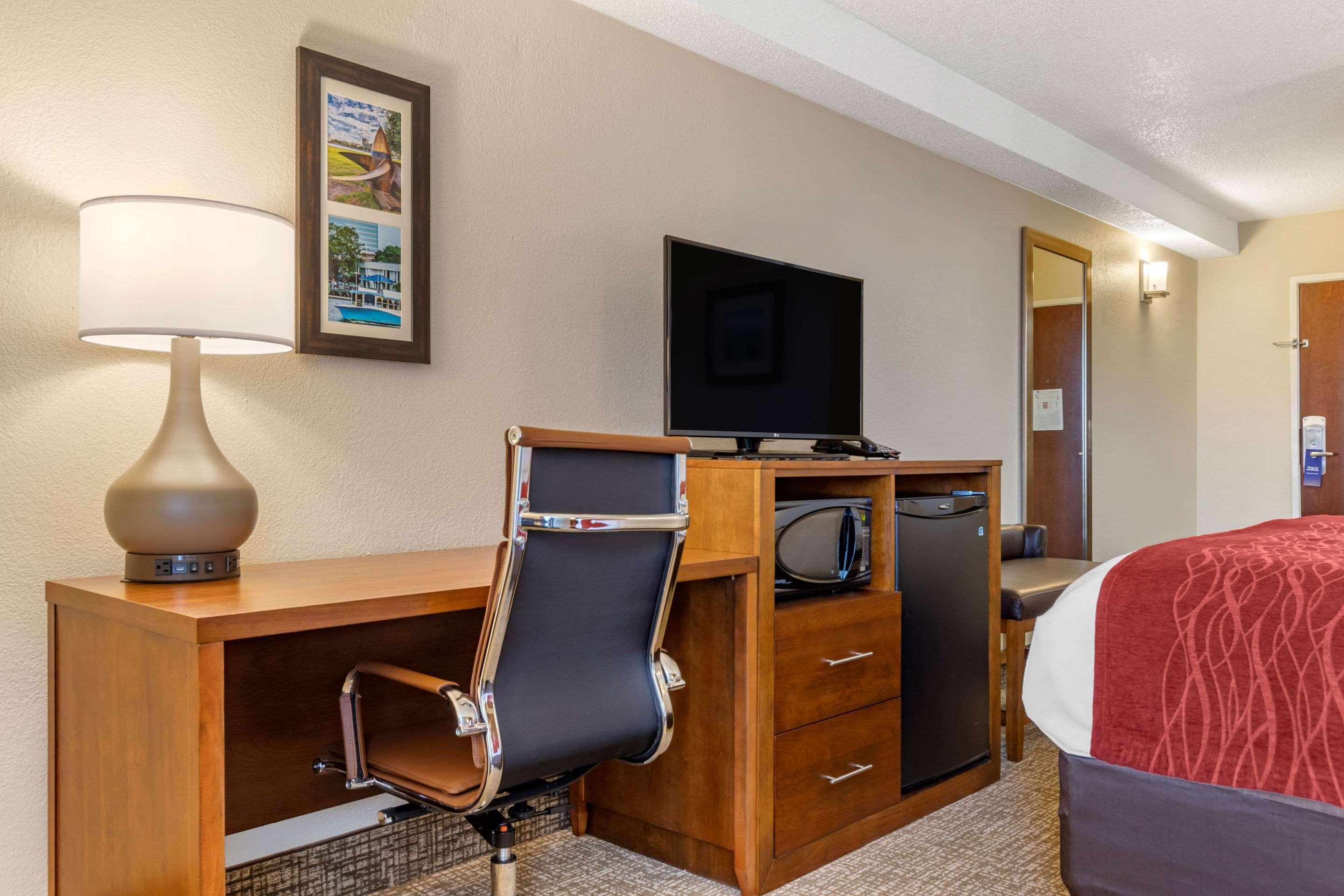 Comfort Inn University Wilmington Exterior photo