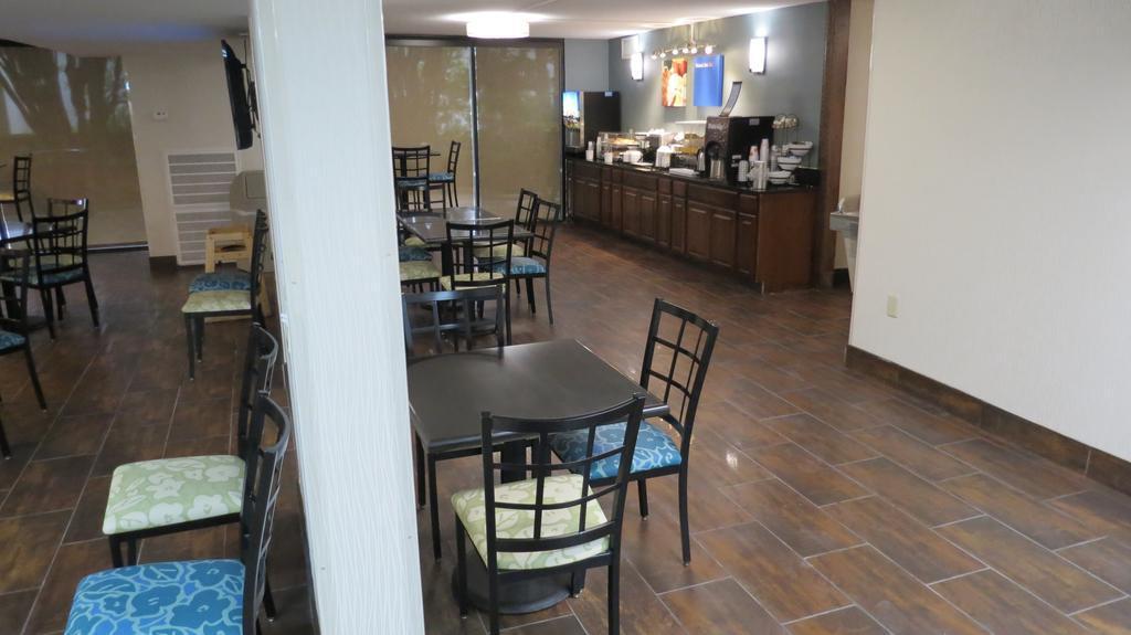 Comfort Inn University Wilmington Exterior photo