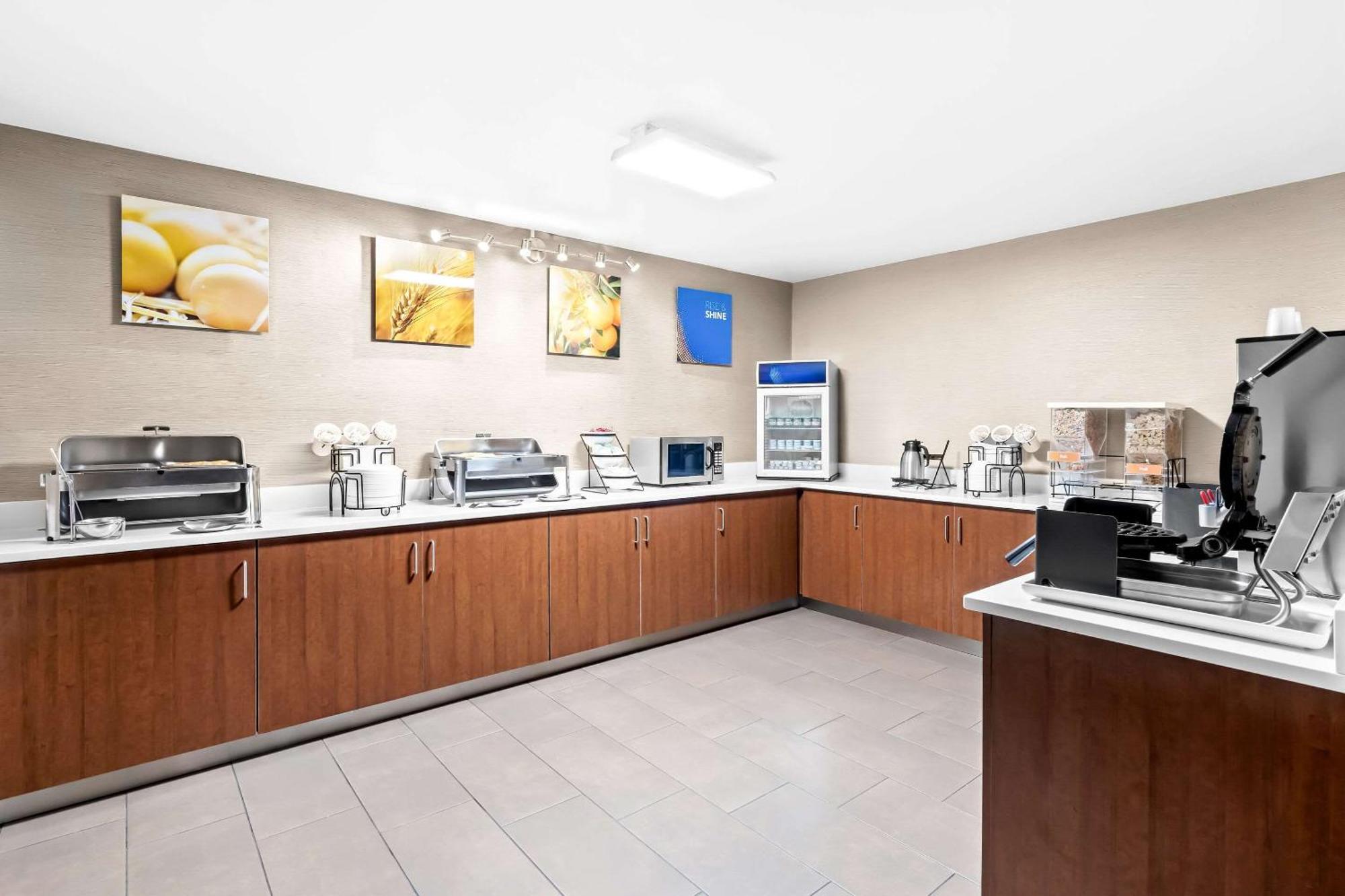 Comfort Inn University Wilmington Exterior photo