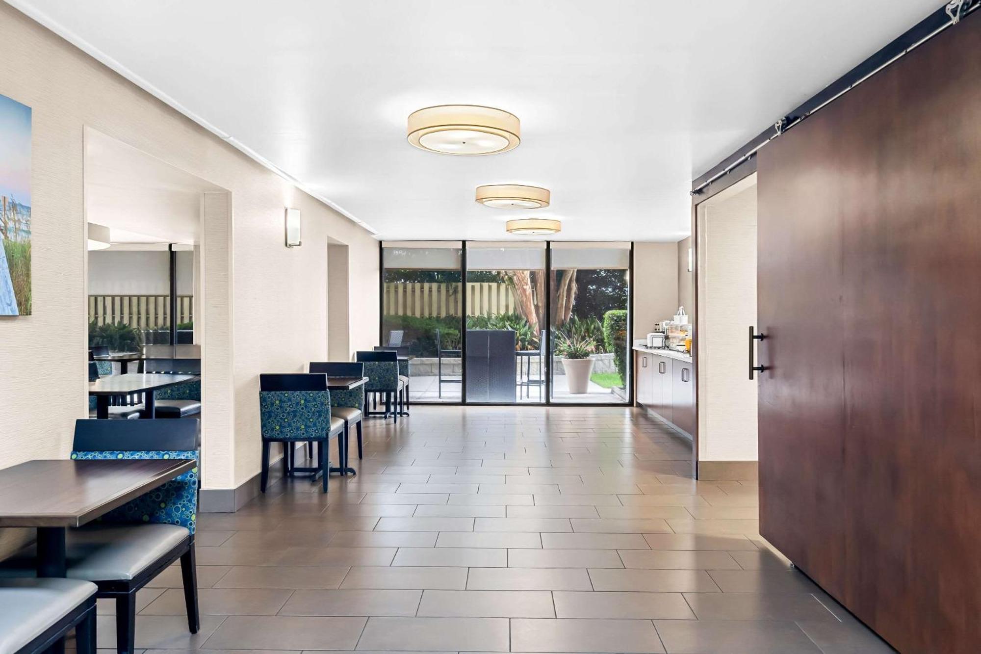 Comfort Inn University Wilmington Exterior photo